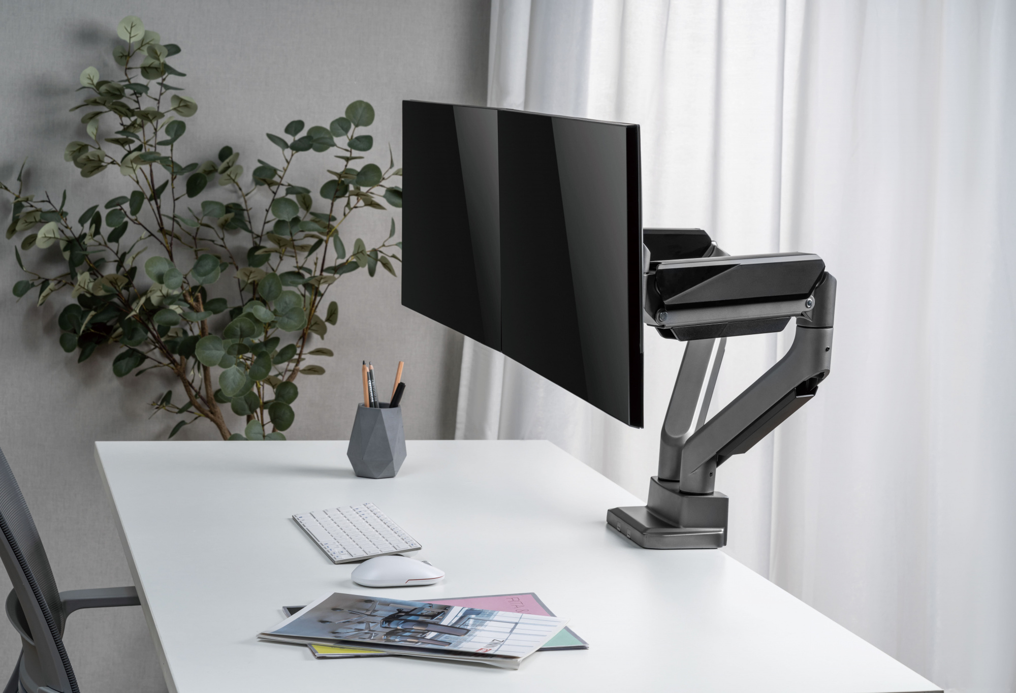 Кронштейн для мониторов Ultramounts UM718 серый 17"-35" макс.15кг крепление к столешнице поворот и н