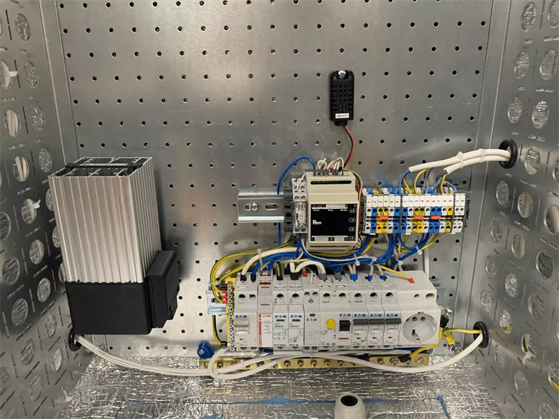 шкаф ЦМО Шкаф всепогодный настенный 18U (Ш600хГ500), комплектация Т1 с контроллером MC1 и датчиками