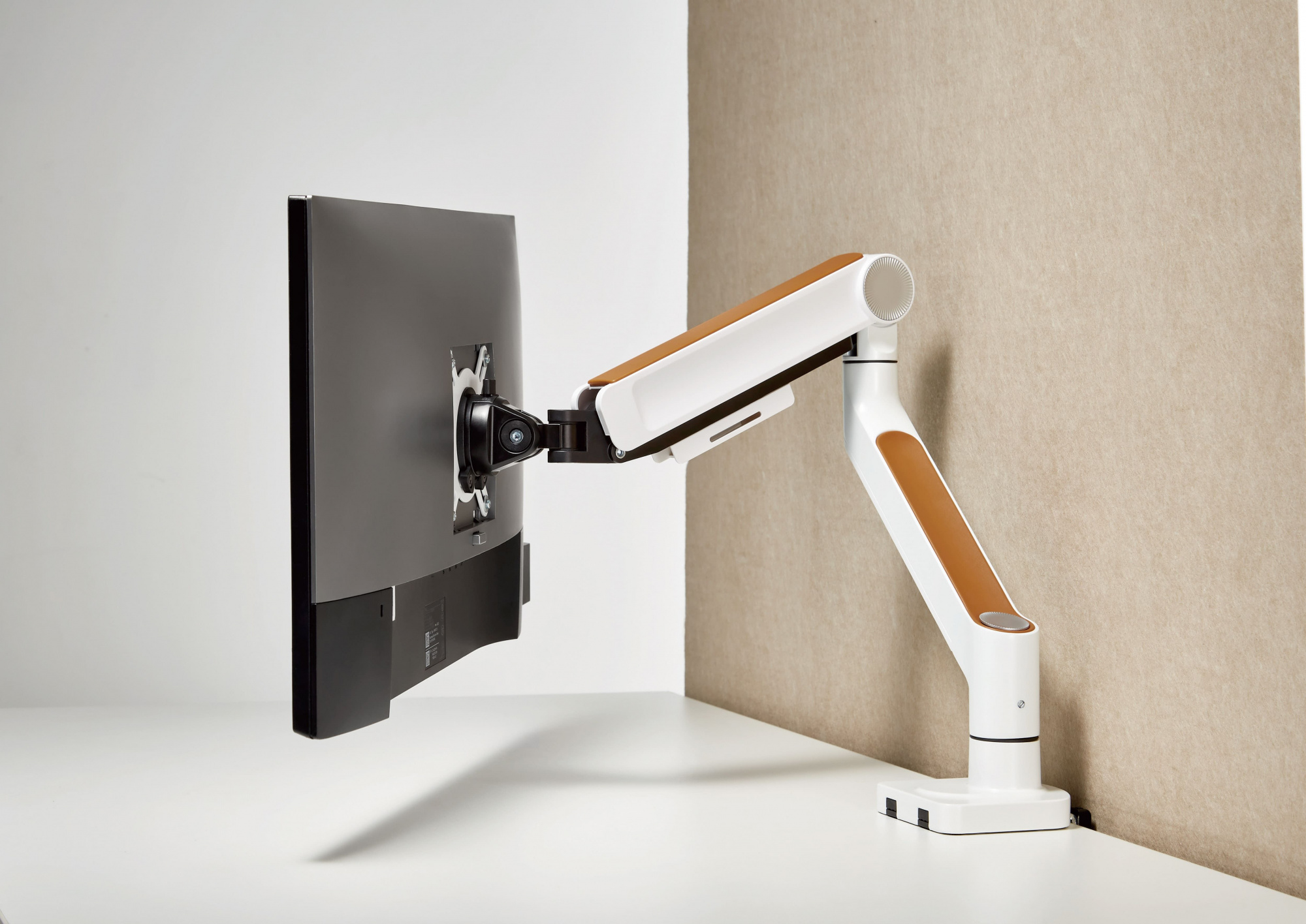 Кронштейн для мониторов Ultramounts UM732W белый/коричневый 17"-32" макс.8кг крепление к столешнице 