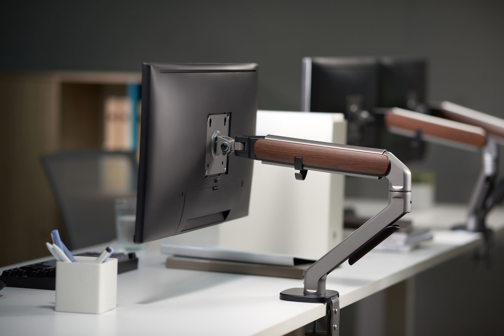 Кронштейн для мониторов Ultramounts UM734WD серый/коричневый 17"-27" макс.7кг крепление к столешнице