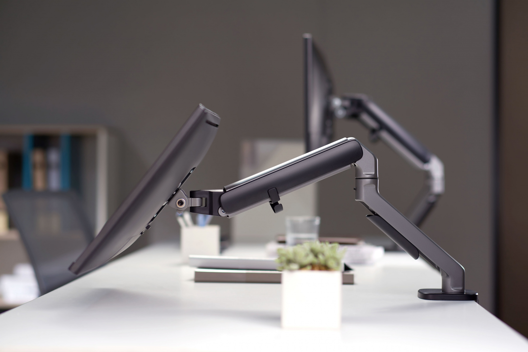 Кронштейн для мониторов Ultramounts UM734BL серый/черный 17"-27" макс.7кг крепление к столешнице пов