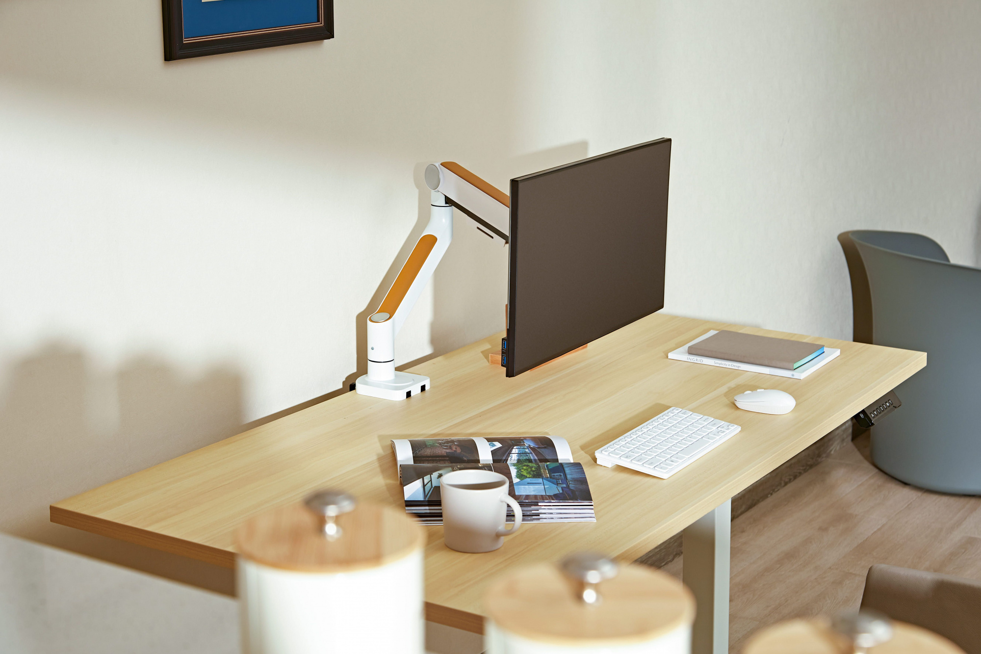 Кронштейн для мониторов Ultramounts UM732W белый/коричневый 17"-32" макс.8кг крепление к столешнице 